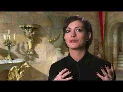 Alice Through the Looking Glass - Anne Hathaway 